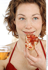 ALIMENTATION FEMME PETIT DEJ.!!WOMAN EATING BREAKFAST