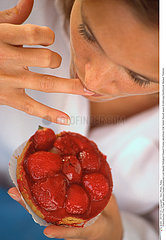 ALIMENTATION FEMME SUCRERIE!!WOMAN EATING SWEETS