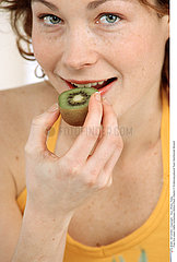 ALIMENTATION FEMME FRUIT!!WOMAN EATING FRUIT