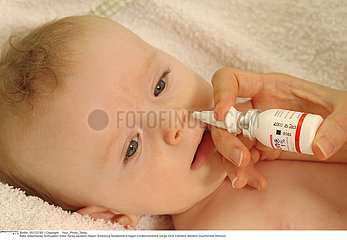 AEROSOL ENFANT NEZ!!CHILD USING NOSE SPRAY