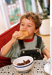 ALIMENTATION ENFANT PETIT DEJ.!!CHILD EATING BREAKFAST