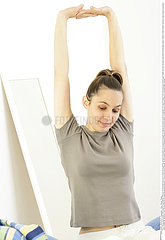 ETIREMENT FEMME!!WOMAN STRETCHING