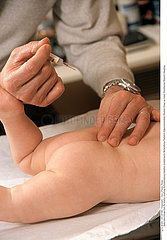 VACCIN NOURRISSON!!VACCINATING AN INFANT