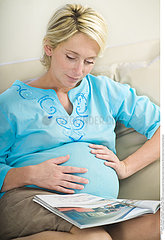 FEMME ENCEINTE INTERIEUR LECTURE!!PREGNANT WOMAN INDOORS READING