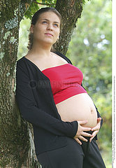 FEMME ENCEINTE EXTERIEUR!!PREGNANT WOMAN OUTDOORS