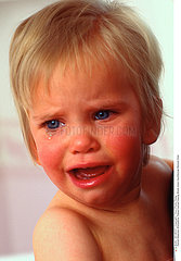 PORTRAIT ENFANT -5ANS PLEUR!!PORTRAIT OF CHILD UNDER 5 CRYING