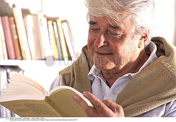 LECTURE 3EME AGE!!ELDERLY PERSON READING