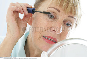 SOINS MAQUILLAGE 3EME AGE!!ELDERLY WOMAN PUTTING ON MAKE-UP