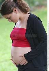 FEMME ENCEINTE EXTERIEUR!!PREGNANT WOMAN OUTDOORS