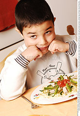 ALIMENTATION ENFANT REPAS!!CHILD EATING A MEAL