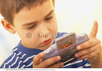 INTERIEUR JEU VIDEO ENFANT!!CHILD PLAYING WITH VIDEO GAME