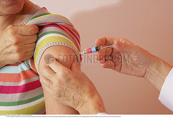 VACCIN 3EME AGE!!VACCINATING AN ELDERLY PERSON