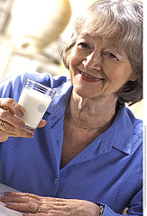 ALIMENTATION 3EME AGE LAITAGE!!ELDERLY PERSON  DAIRY PRODUCT