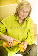 BOISSON FROIDE 3EME AGE!!ELDERLY PERSON WITH COLD DRINK