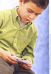 INTERIEUR JEU VIDEO ENFANT!!CHILD PLAYING WITH VIDEO GAME