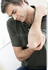 DOULEUR COUDE HOMME!!MAN WITH PAINFUL ELBOW