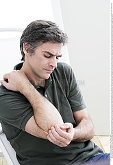 DOULEUR COUDE HOMME!!MAN WITH PAINFUL ELBOW