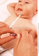 THERAPEUTIQUE NOURRISSON!!INFANT TAKING MEDICATION