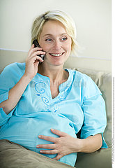 FEMME ENCEINTE INTERIEUR TELEPH.!!PREGNANT WOMAN WITH PHONE