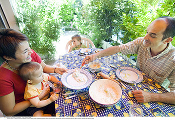 ALIMENTATION FAMILLE REPAS!!FAMILY EATING A MEAL