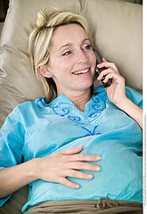 FEMME ENCEINTE INTERIEUR TELEPH.!!PREGNANT WOMAN WITH PHONE