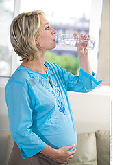 FEMME ENCEINTE BOISSON!!PREGNANT WOMAN WITH A DRINK
