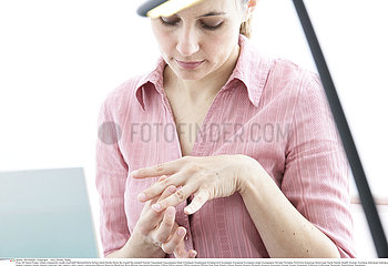 DOULEUR MAIN FEMME!!WOMAN WITH PAINFUL HAND