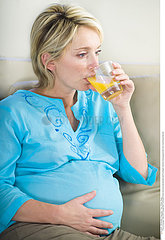 FEMME ENCEINTE BOISSON!!PREGNANT WOMAN WITH A DRINK
