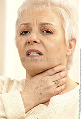 ANGINE 3EME AGE!!ELDERLY PERSON WITH SORE THROAT