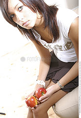 ALIMENTATION FEMME FRUIT!WOMAN EATING FRUIT
