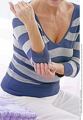 DOULEUR COUDE 3EME AGE!ELBOW PAIN IN AN ELDERLY PERSON
