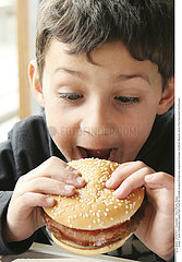 ALIMENTATION ENFANT SANDWICH!CHILD EATING A SANDWICH