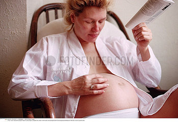 FEMME ENCEINTE INTERIEUR LECTURE!!PREGNANT WOMAN INOORS READING