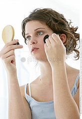 MAQUILLAGE ADOLESCENT!ADOLESCENT PUTTING ON MAKE-UP