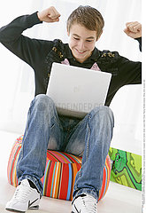 INFORMATIQUE UTILISATEUR ADO!!TEENAGER AT A COMPUTER