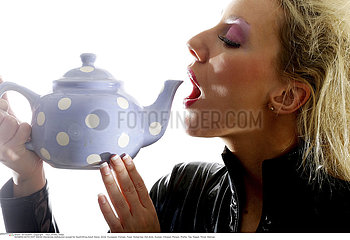 BOISSON CHAUDE FEMME!!WOMAN WITH HOT DRINK