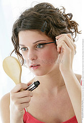 MAQUILLAGE ADOLESCENT!ADOLESCENT PUTTING ON MAKE-UP