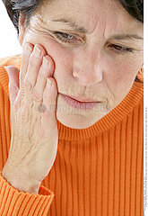 DOULEUR DENT 3EME AGE!ELDERLY PERSON WITH A TOOTHACHE