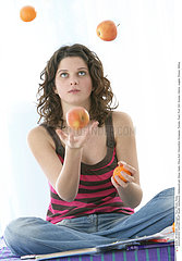 ALIMENTATION ADOLESCENT FRUIT!ADOLESCENT EATING FRUIT