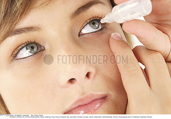 COLLYRE FEMME!!WOMAN USING EYE LOTION