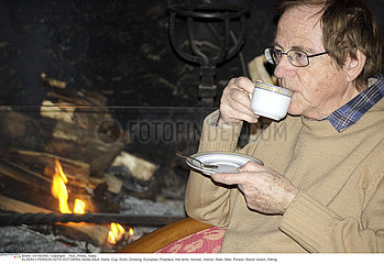 BOISSON CHAUDE 3EME AGE!ELDERLY PERSON WITH HOT DRINK