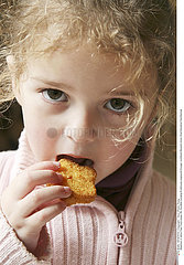 ALIMENTATION ENFANT REPAS!CHILD EATING A MEAL