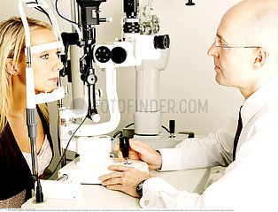OPHTALMOLOGIE FEMME!OPHTHALMOLOGY  WOMAN
