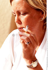TABAC FEMME!!WOMAN SMOKING