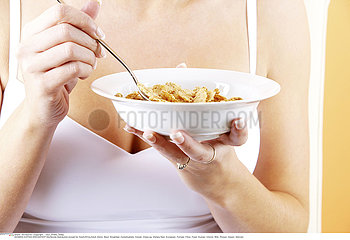ALIMENTATION FEMME PETIT DEJ.!WOMAN EATING BREAKFAST