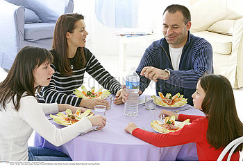 ALIMENTATION FAMILLE REPAS!FAMILY EATING A MEAL