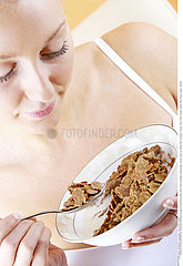 ALIMENTATION FEMME PETIT DEJ.!WOMAN EATING BREAKFAST