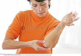 DOULEUR COUDE 3EME AGE!ELBOW PAIN IN AN ELDERLY PERSON