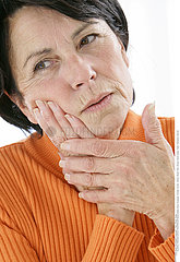 DOULEUR DENT 3EME AGE!ELDERLY PERSON WITH A TOOTHACHE