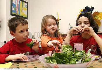 ALIMENTATION ENFANT CRUDITE!!CHILD EATING RAW VEGETABLES